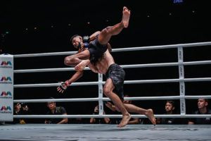 Saygid Arslanaliev takes down Amir Khan 300x200