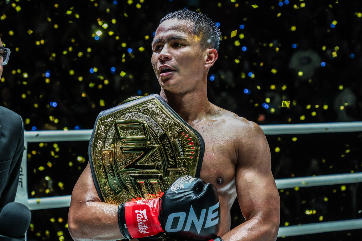 Superbon with the featherweight kickboxing title